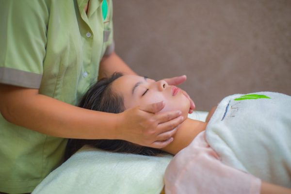 Phương pháp massage đá nóng sẽ làm giảm co thắt cơ hiệu quả