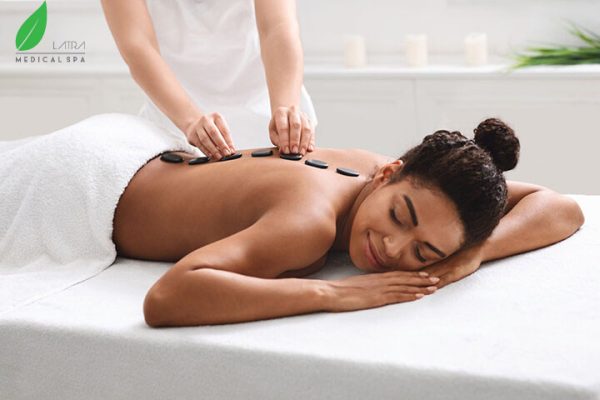 Massage đá nóng giúp ngủ ngon và sâu giấc hơn