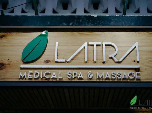 Massage bấm huyệt  trị liệu đau vai gáy tại Lá Trà Medical Spa