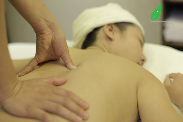 Massage bấm huyệt trị liệu đau lưng không chỉ dễ thực hiện mà còn mang lại nhiều lợi ích tuyệt vời