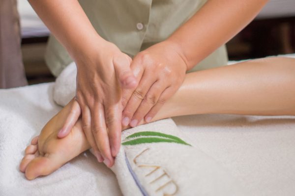 Massage ấn huyệt lòng bàn chân đả thông kinh lạc