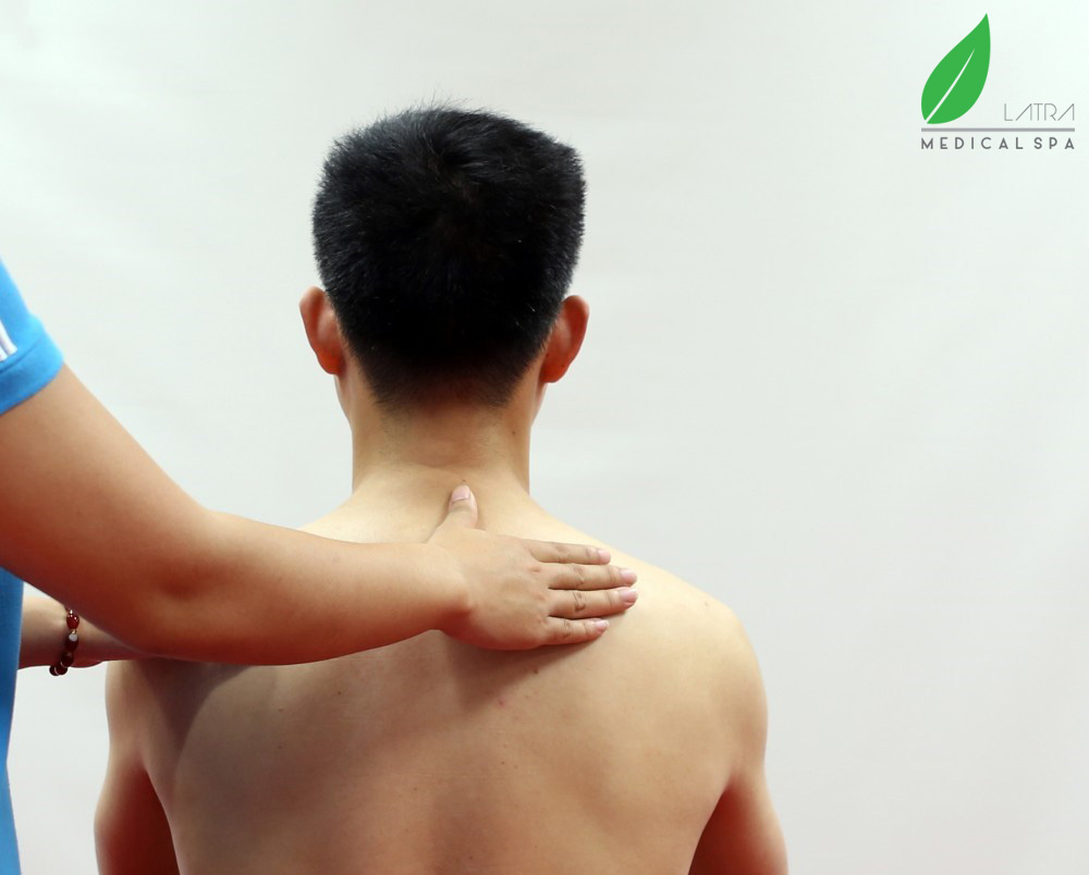 Bấm huyệt là phương pháp giảm đau vai gáy hiệu quả và tiết kiệm chi phí