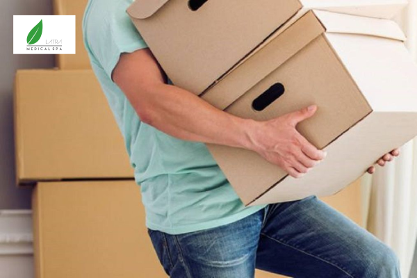 Mang, vác đồ nặng cũng là lý do gây ra thoát vị đĩa đệm