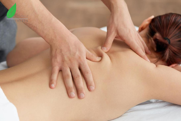 Xoa bóp bấm huyệt cũng là cách giúp giảm đau lưng nhanh chóng