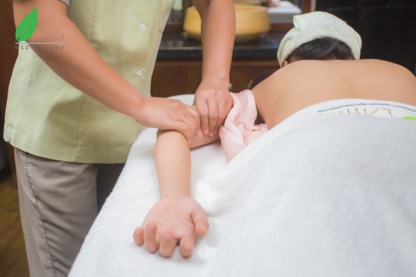 Massage bấm huyệt để cơ thể thoải mái, dễ đi vào giấc ngủ hơn