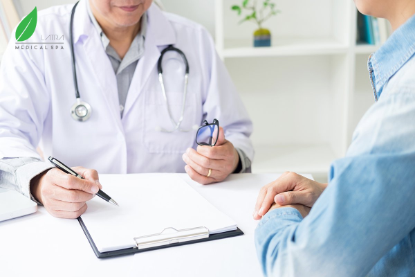 Bạn có thể đến gặp bác sĩ để điều trị thoát vị đĩa đệm theo cách tiêm hoặc phẫu thuật