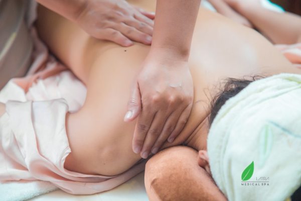 Massage bấm huyệt chuyên sâu trị liệu thoát vị đĩa đệm tại Lá Trà Medical Spa