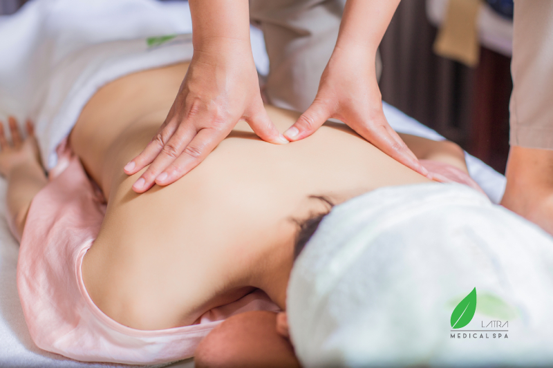Điều trị gai cột sống bằng phương pháp Massage bấm huyệt của Lá Trà Medical Spa