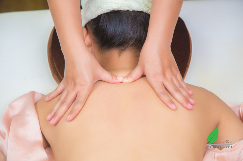 Massage bấm huyệt trị đau cổ vai gáy bên trái tại Lá Trà Medical Spa