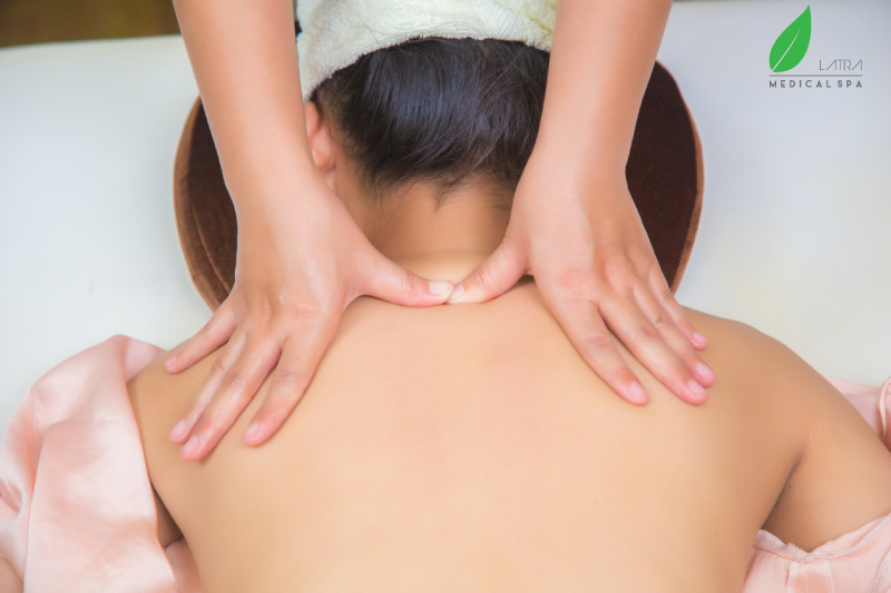 Massage, bấm huyệt cổ vai gáy tại Lá Trà Spa