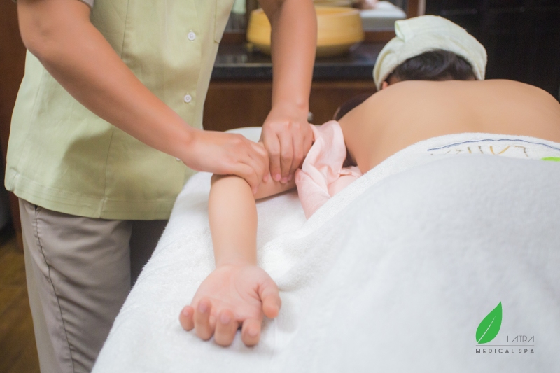 Phương pháp massage bấm huyệt giúp giảm đau lưng mỏi gối & tê tay khá hiệu quả