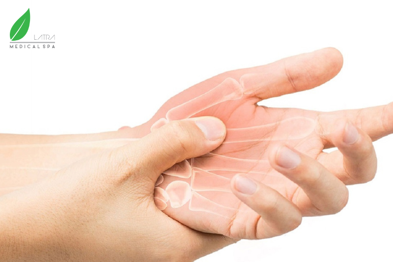 Bị viêm khớp ngón tay có thể do bị bệnh hoặc bị chấn thương