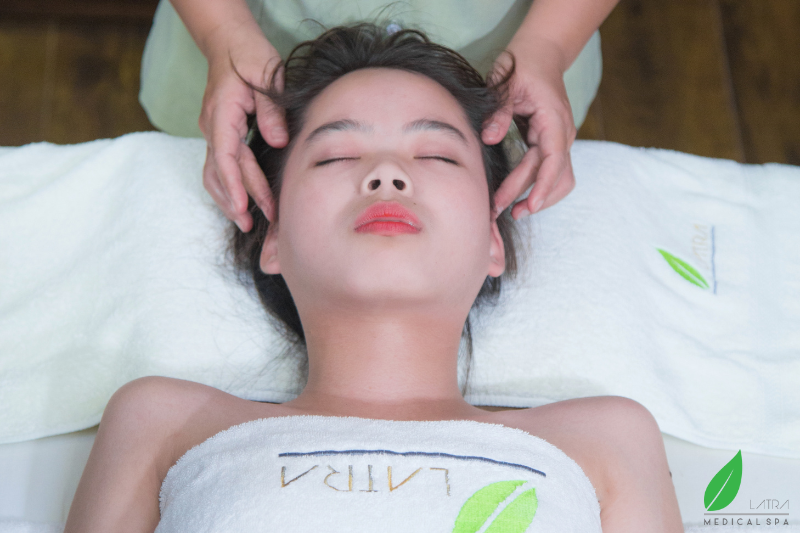 Massage, bấm huyệt thư giãn giúp điều trị bệnh mất ngủ