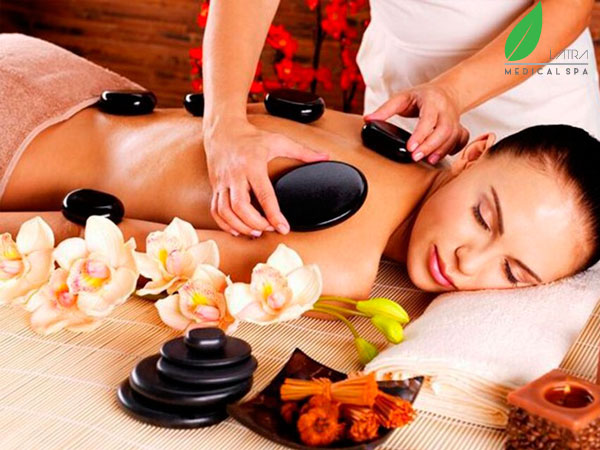 Massage đá nóng thư giãn cơ thể