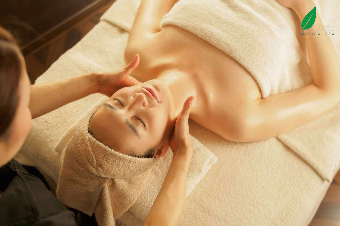 trị liệu cổ vai gáy tại Lá Trà Medical Spa