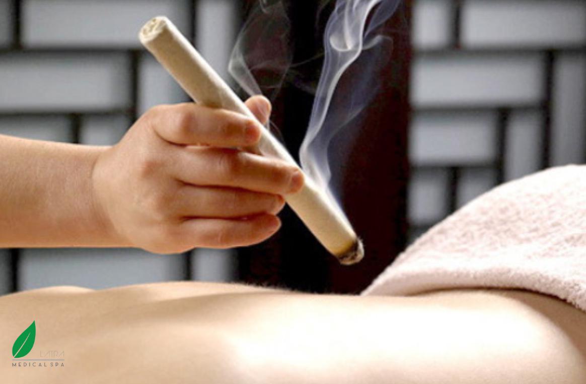 Kết hợp cứu huyệt trị liệu với massage bấm huyệt tại Lá Trà Medical Spa