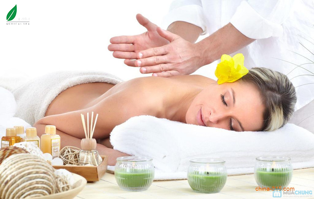 Massage bấm huyệt cũng là một cách hữu ích để giảm đau lưng và căng thẳng