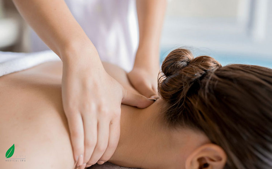 Bước 3: Massage phần gáy bằng ngón cái 