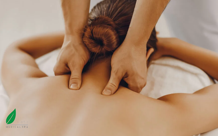 Bước 6: Massage đốt sống cổ đến gáy 